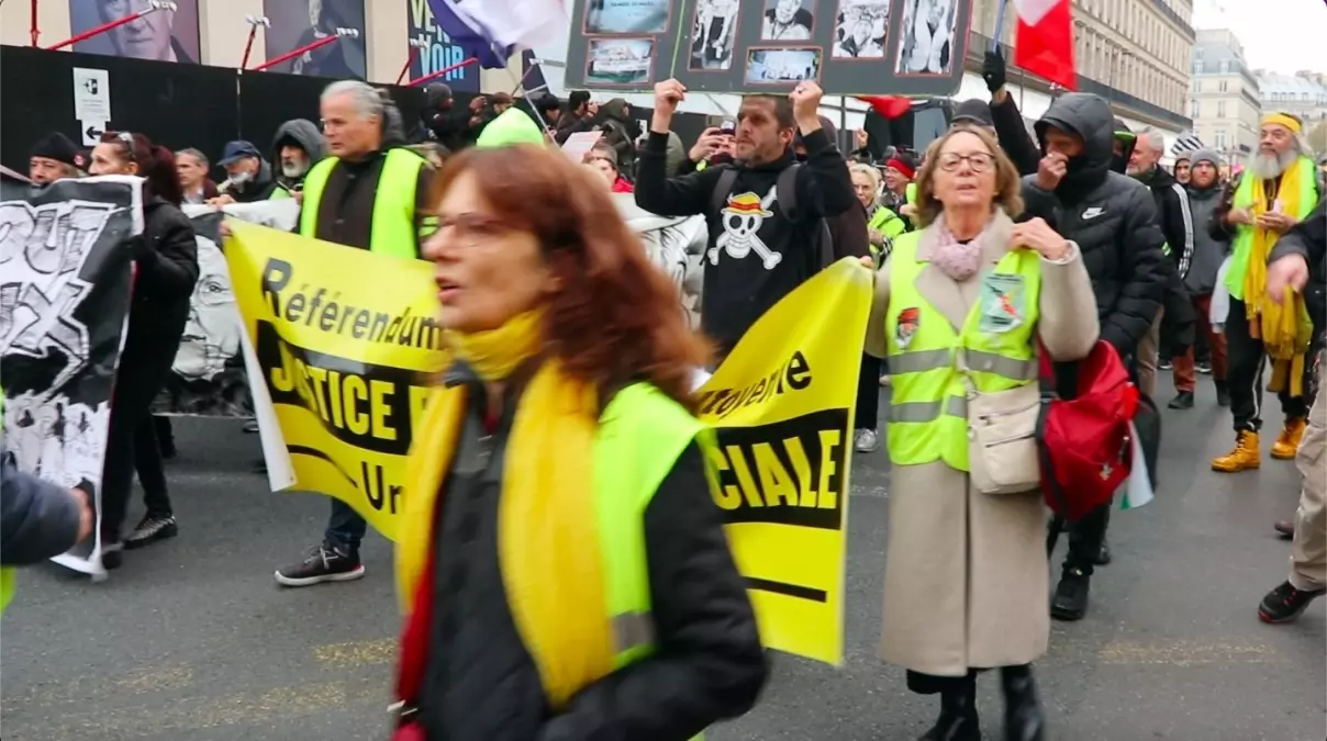 Sarı Yelekliler Paris sokaklarında: Macron’a protesto